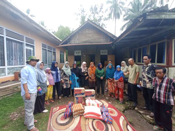 PENYALURAN BANTUAN SEMBAKO UNTUK KORBAN BANJIR BANDANG