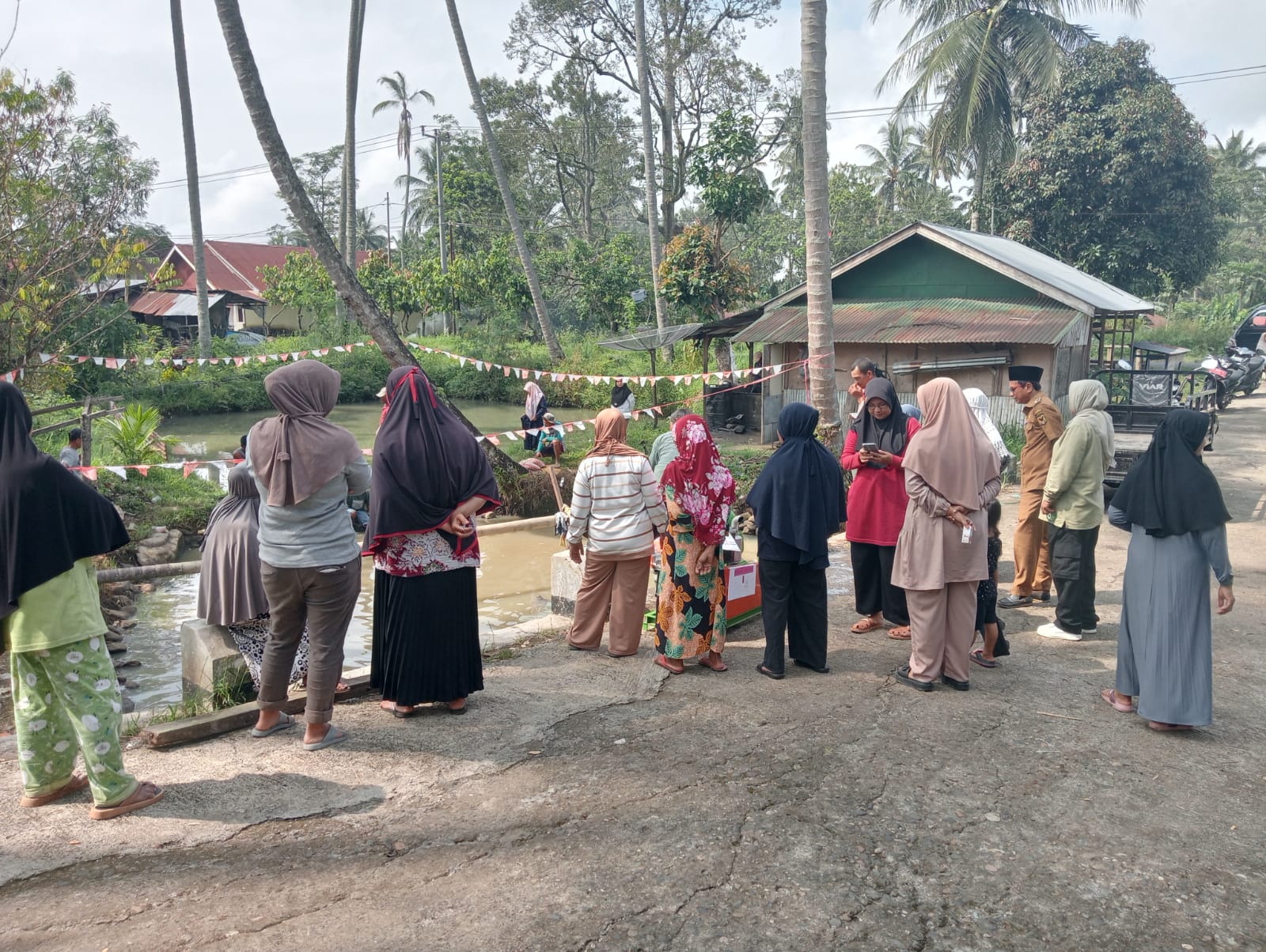 PENYERAHAN BANTUAN POMPA AIR UNTUK KELOMPOK TANI